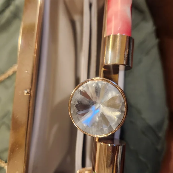 White floral bag. Can be carried as a clutch. Gold chain strap. - Picture 2 of 7